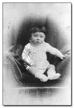 どんな子供も無限の可能性を秘めている    この写真にうつっているのは赤ちゃん時代のアドルフ・ヒトラー